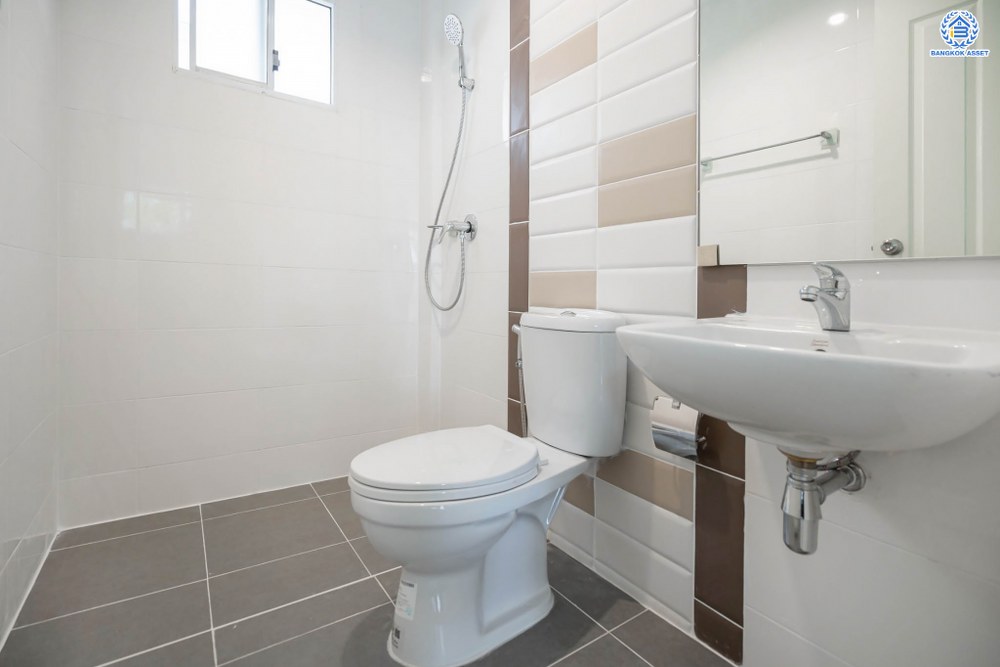 บ้านมือสองตกแต่งใหม่ โครงการ เดอะทรัสต์ทาวน์ ราชพฤกษ์-รัตนาธิเบศร์ เนื้อที่ 19.7 ตร.ว. ฟังก์ชัน 3 ห้องนอน 2 ห้องน้ำ 2 ที่จอดรถ บ้านสวยจากแบรนด์ Q.House บนทำเลติดถนนราชพฤกษ์ เดินทางสู่ใจกลางเมืองได้อย่างรวดเร็ว ใกล้รถไฟฟ้าสายสีม่วง "สถานีบางรักน้อยท่าอิฐ"